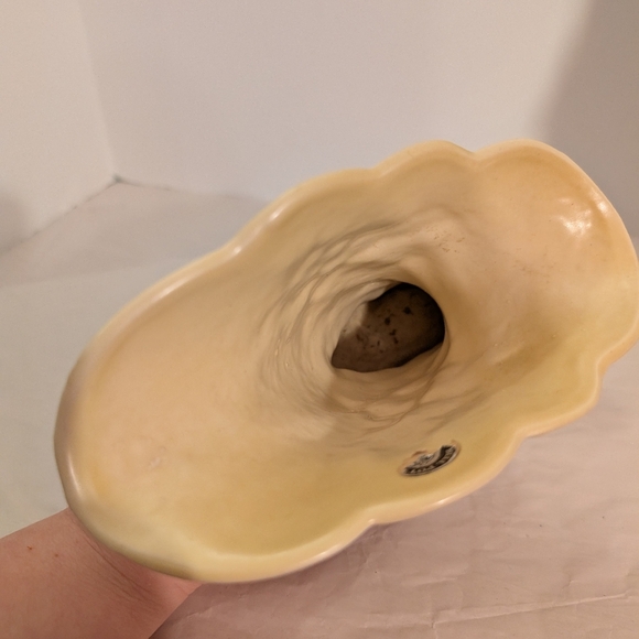 Vintage Hall Art Pottery Wildflower Cornucopia Vase - W 7 - 7 1/2 - Picture 12 of 12